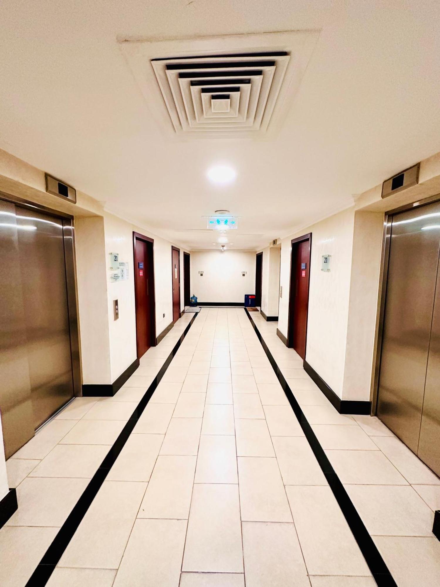 The Aero Hostel Dubaj Exteriér fotografie
